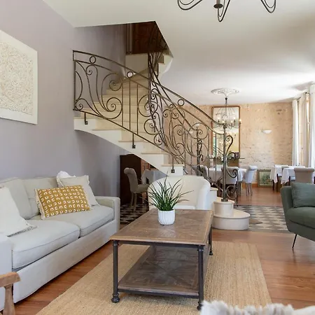 Maison De Jean Bed and Breakfast 3*